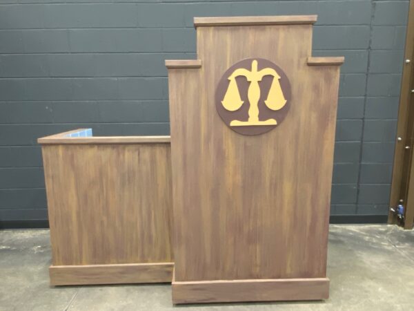 Deluxe Judges Bench/Bathroom