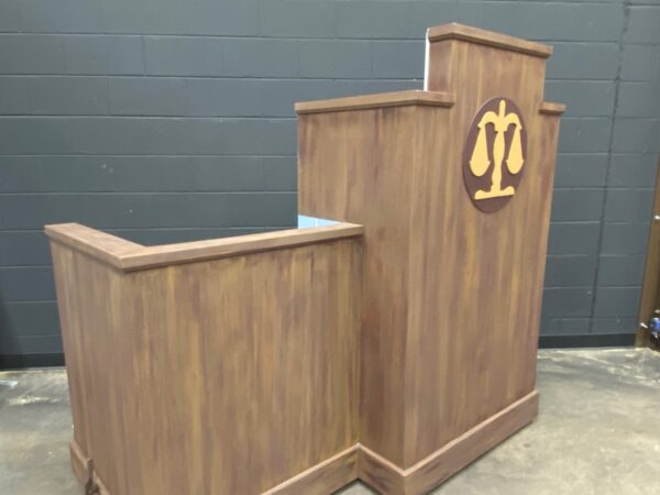 Deluxe Judges Bench/Bathroom
