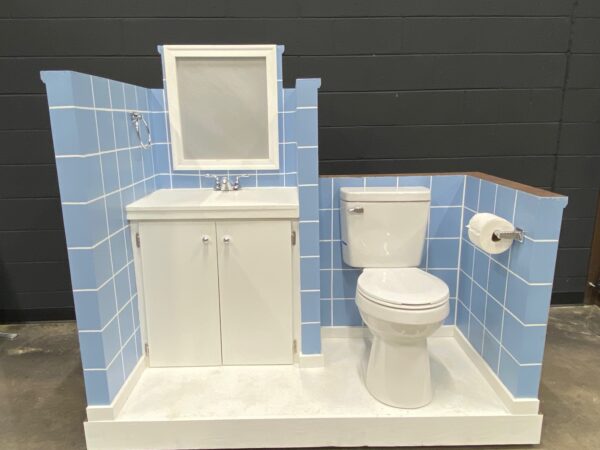Deluxe Judges Bench/Bathroom