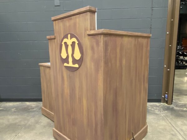 Deluxe Judges Bench/Bathroom